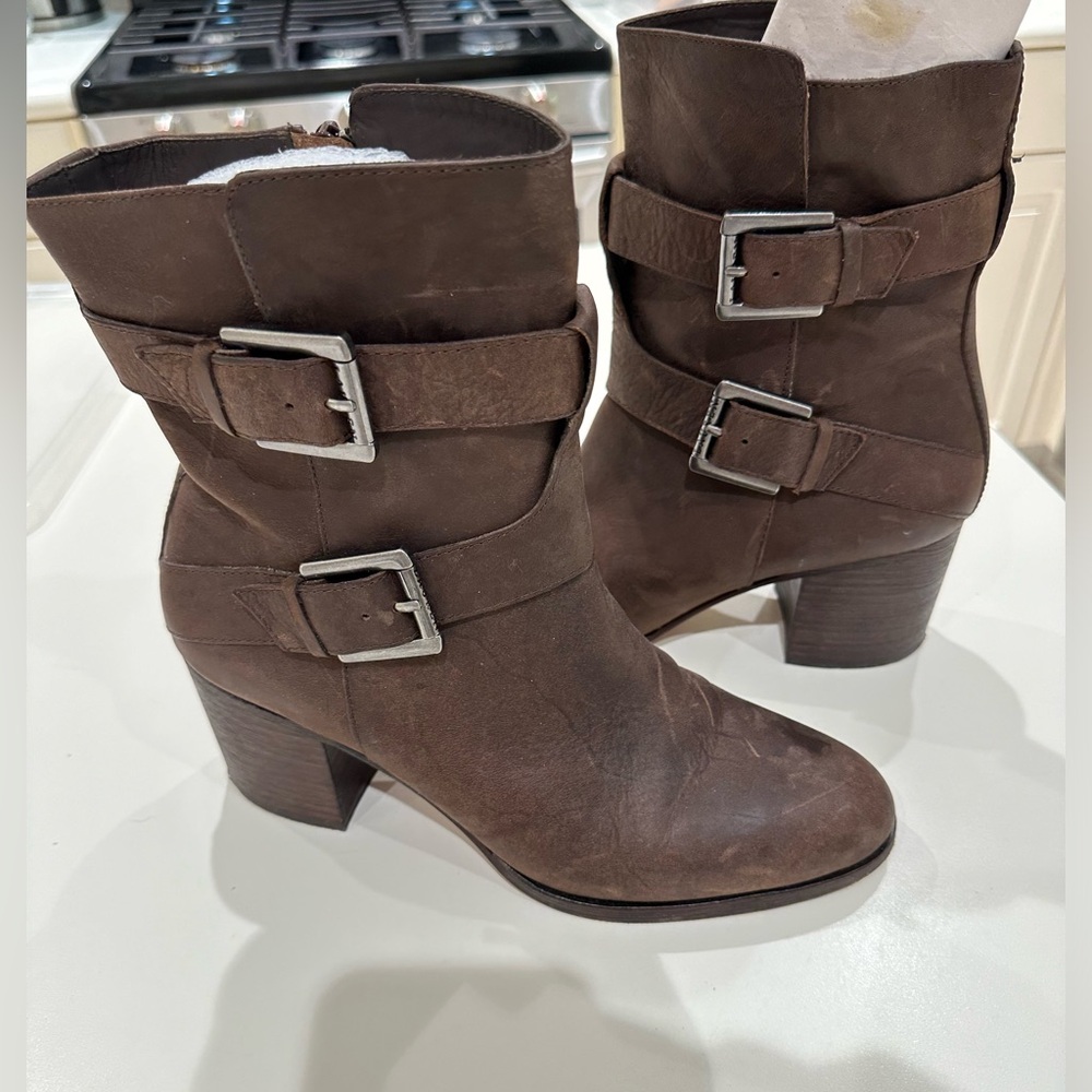 Lauren by Ralph Lauren Brown oilskin leather above the ankle mid/ high heel 10m